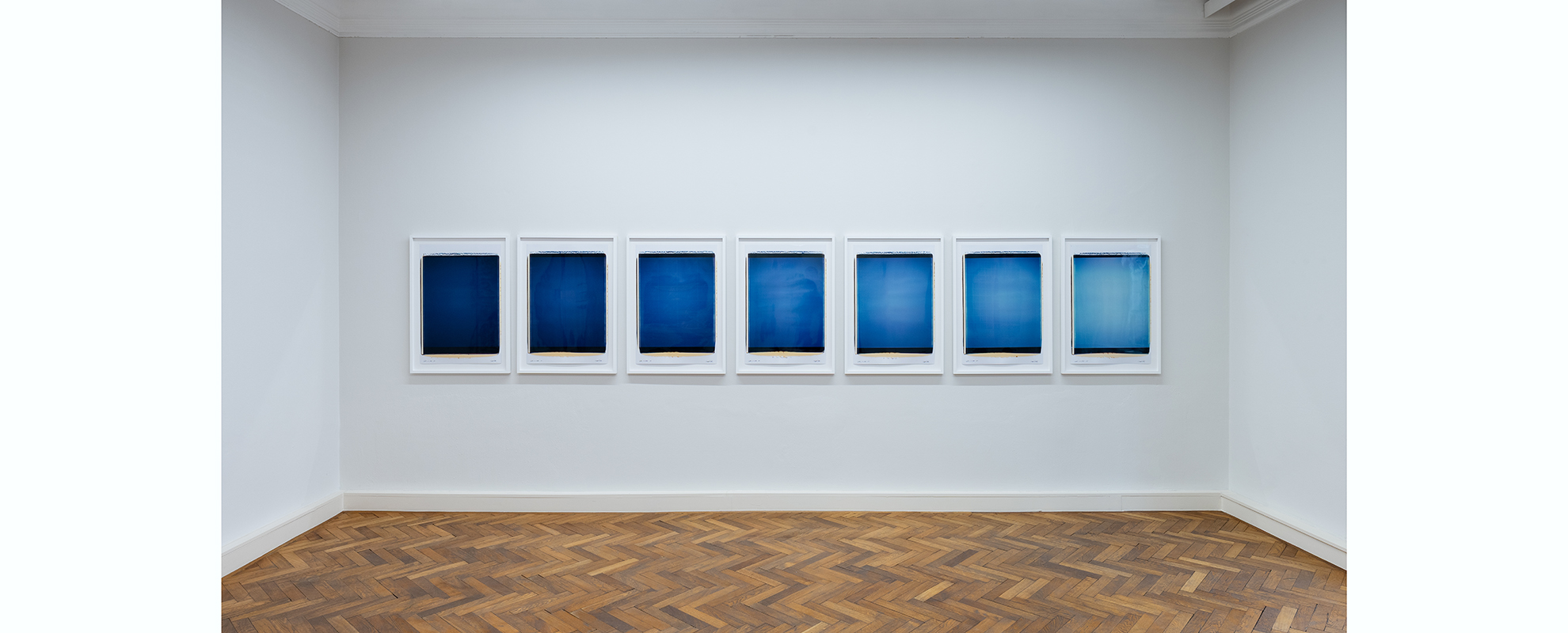 weiss – 1.4.1999 Mittelformat-Polaroid gerahmt, je 94 x 66,5 cm. Foto: Simon Veres