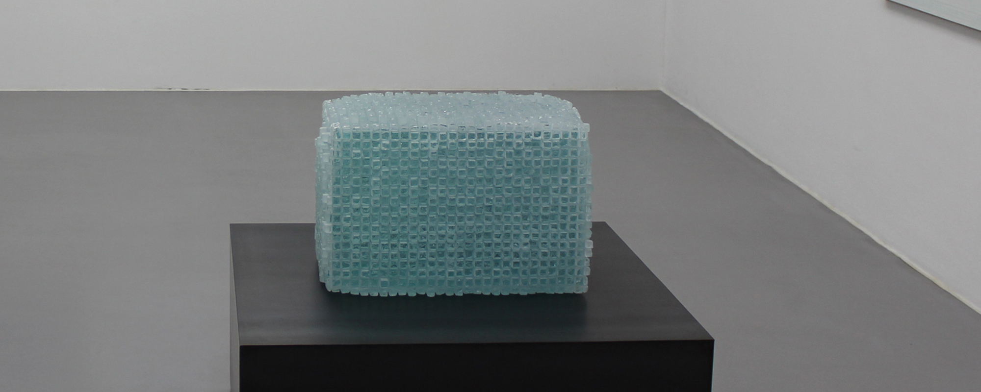 Manna – 2019, Verbundglasblock, gesägt, gemeißelt, gebrochen, ca. 160 kg, 37 x 55 x 37 cm