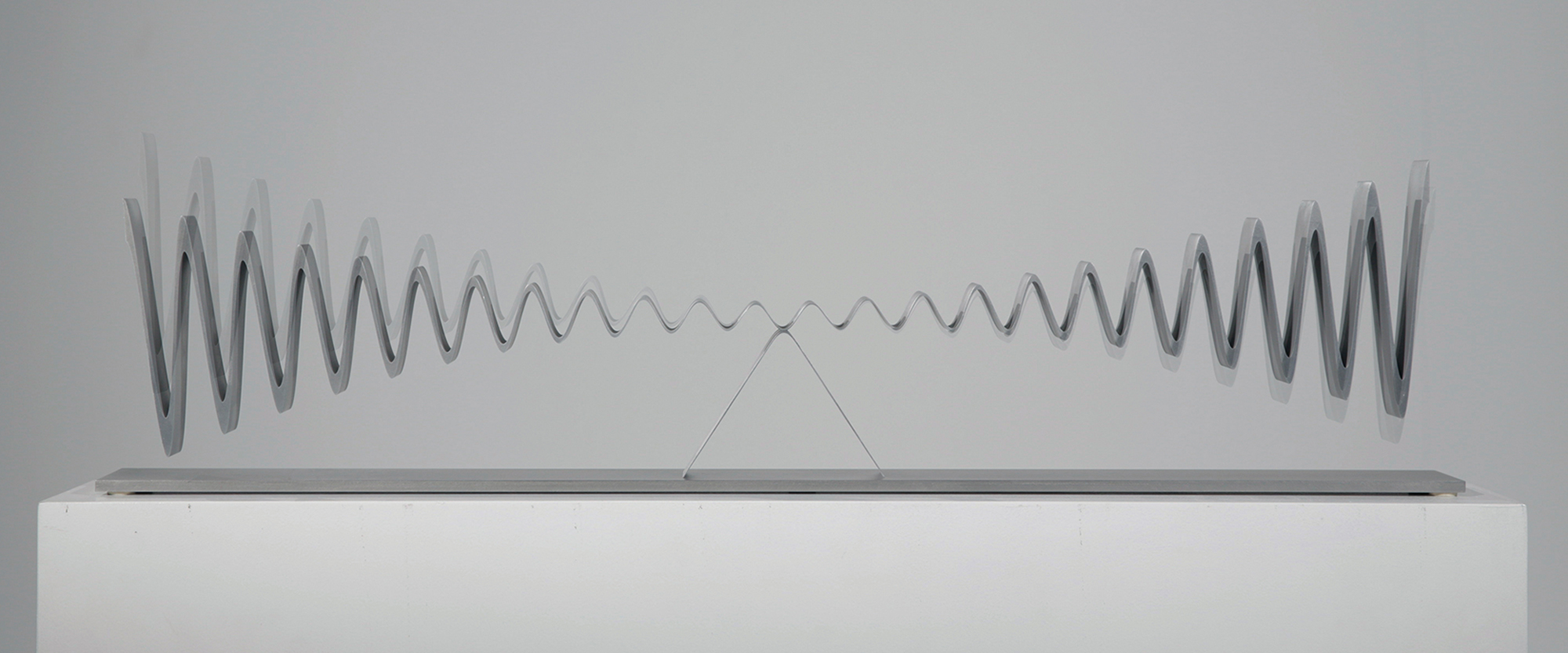 Wellen-Doppelschwinger - 2015/2017, Duraluminium, mit Vorspannung aus Block geschnitten, Edelstahlplatte, Höhe 21 cm, Breite 94 cm