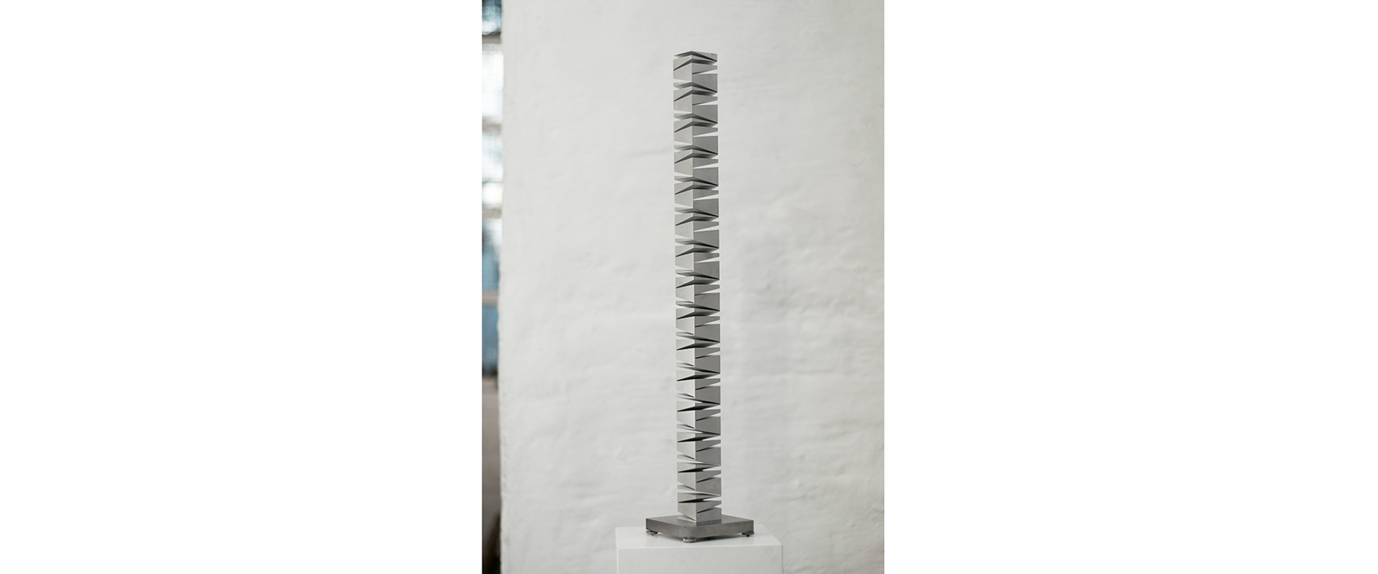 Massivstab, Keilschnitte vierseitig - 2018/2019, Duraluminium, zweiachsig geschnitten, auf Aluminiumplatte, Ex. 2/8, Höhe 60 cm, Grundplatte 10 x 10 cm