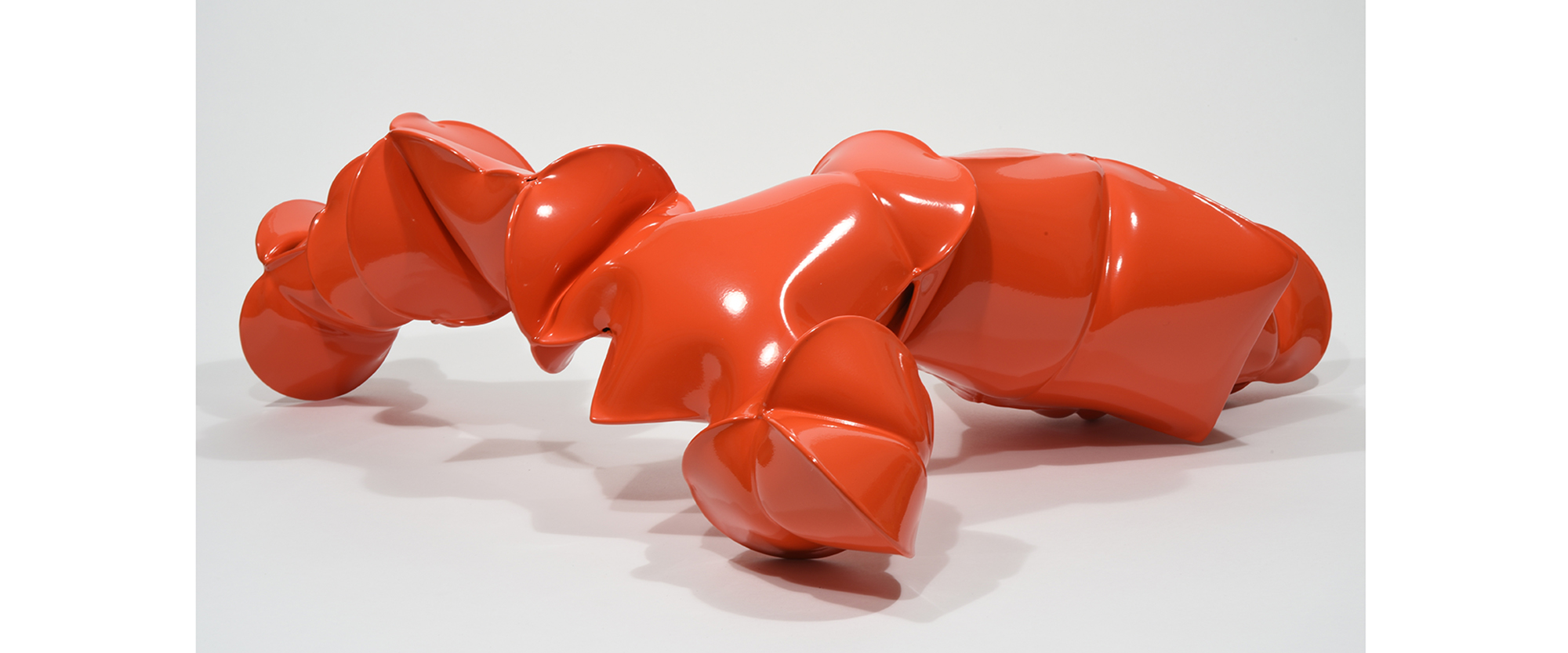 Serotonin Red - 2018, kalt gewälzter Stahl, pulverbeschichtet, 25,5 x 74 x 67 cm