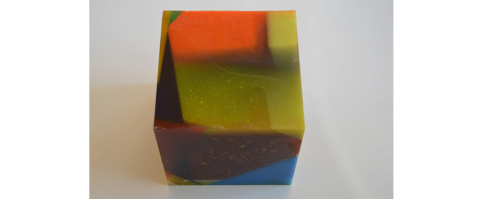Color cube - 2021, Harz, Pigmente, 20 x 20 x 20 cm