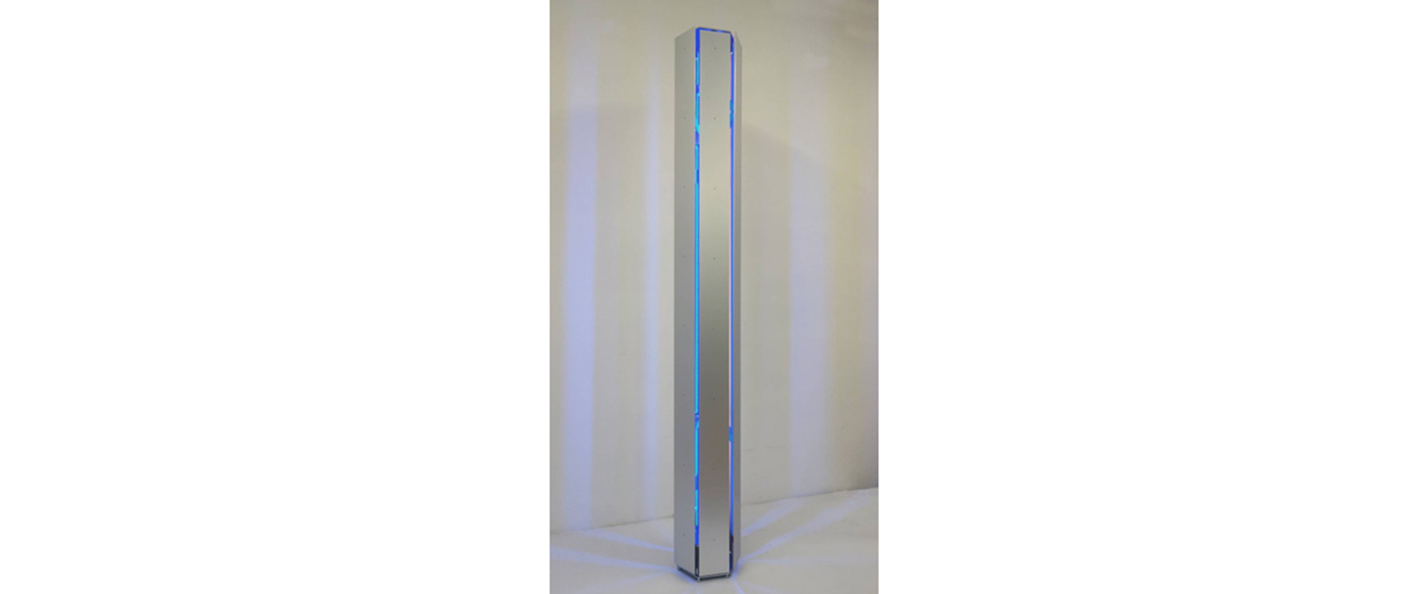 "I 2019", Aluminium, LED –System Blauentladung; Farbige PVC-Folien mit Neonkante, 1 E Motor 3 U/min, 20 bis 22 x 20 bis 22 x 193 cm