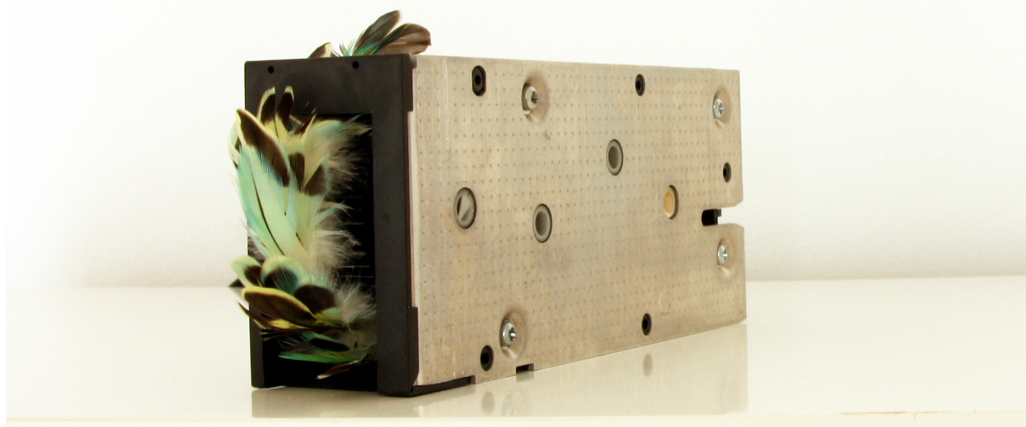 In Motion Bird Box – 2019, Fallblatt-Tafel, Transformator, Bewegungsmelder, 4 x 6,5 x 17 cm