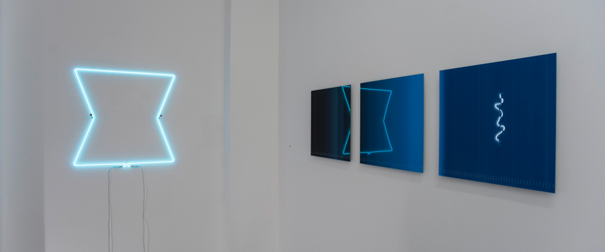 Ausstellungsansicht "Between Dark and Light. Inge Dick & Jan van Munster", Galerie Renate Bender 2018. Foto: M. Heyer