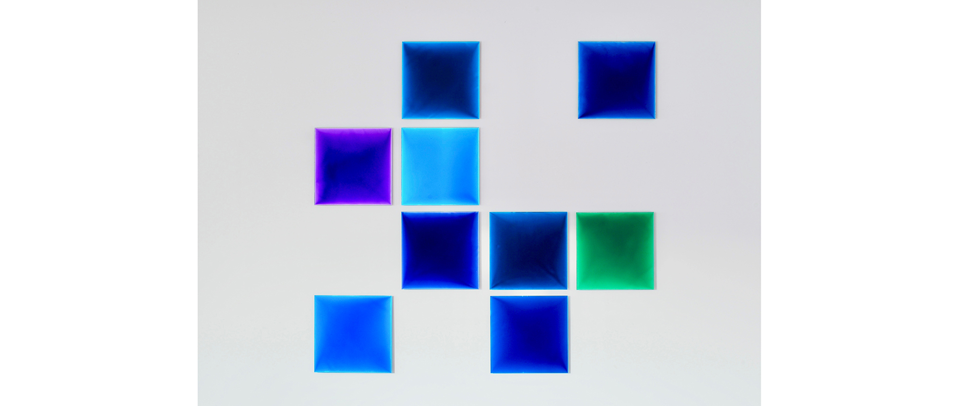 „Numen #III-BLAU-GRÜN I-XII“ - 2020, Pigment, Lack auf verspiegeltem Glas, je 30 x 30 cm