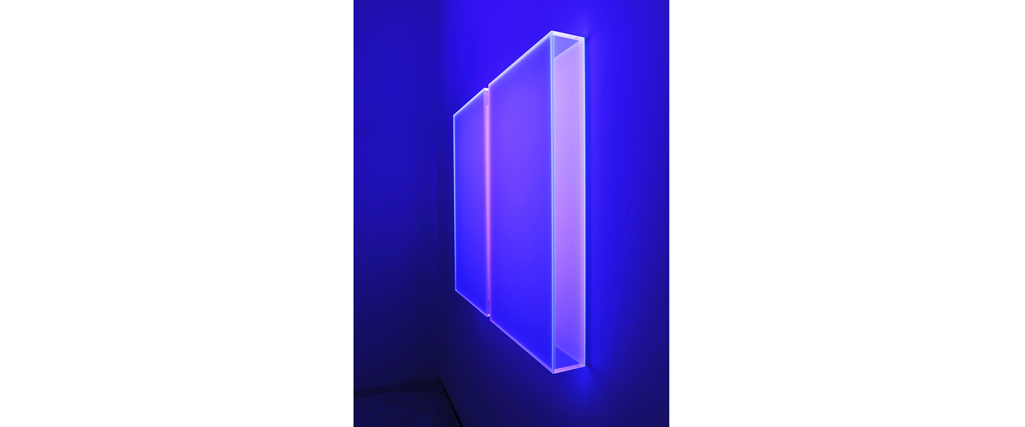 color satin ice blue amsterdam - 2018, Acrylglas, fluoreszierend, 2teilig, 80 x 90 x 9 cm, Schwarzlichtansicht