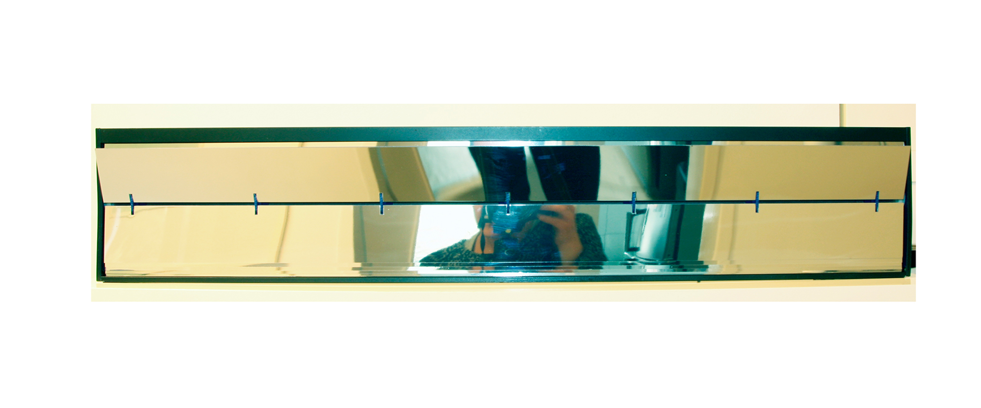 Reflection in Motion – 2020, Fallblatt-Tafel, Platine, Bewegungsmelder, 75 x 14 x 22 cm