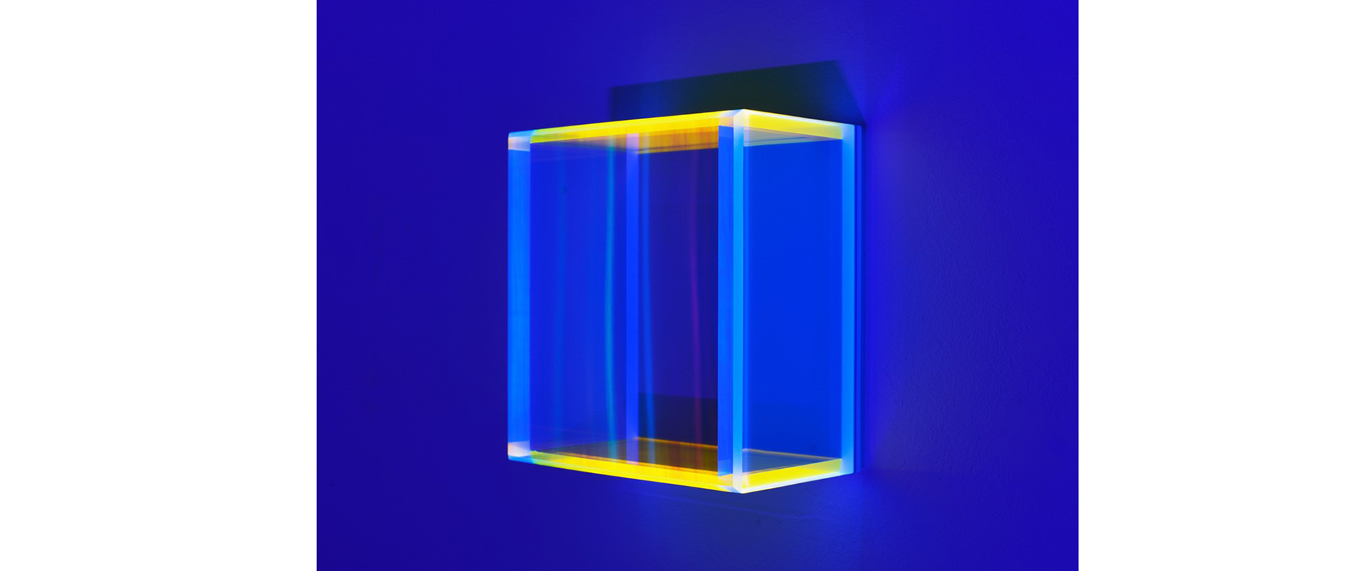 color mirror rainbow pastel blue hongkong - 2020, Acrylglas, fluoreszierend, Edition von 6, 21 x 20 x 11 cm, Schwazlichtansicht