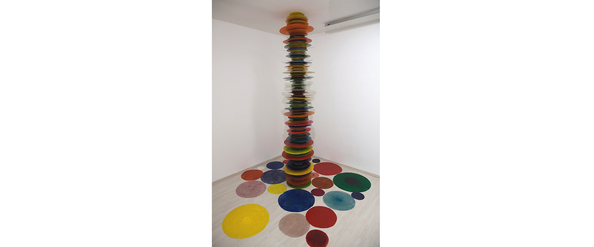 Stapelung I - Harz, Pigmente, Höhe ca. 280 cm, Installation in der Galerie Renate Bender 2010