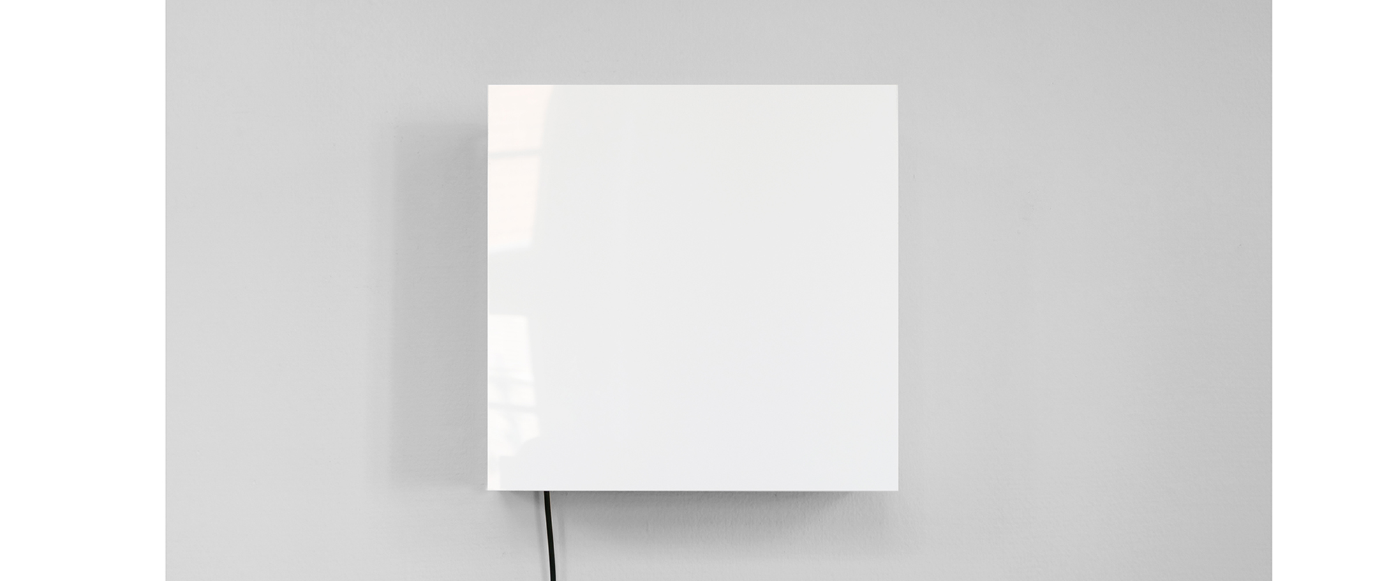 Weißes Quadrat – 2019, Kinetisches Klangobjekt, weißes Acrylglas, Arduino, Holz, Eisen, Elektromagnete, Zugfedern, Edition von 3 + 2 a.p.