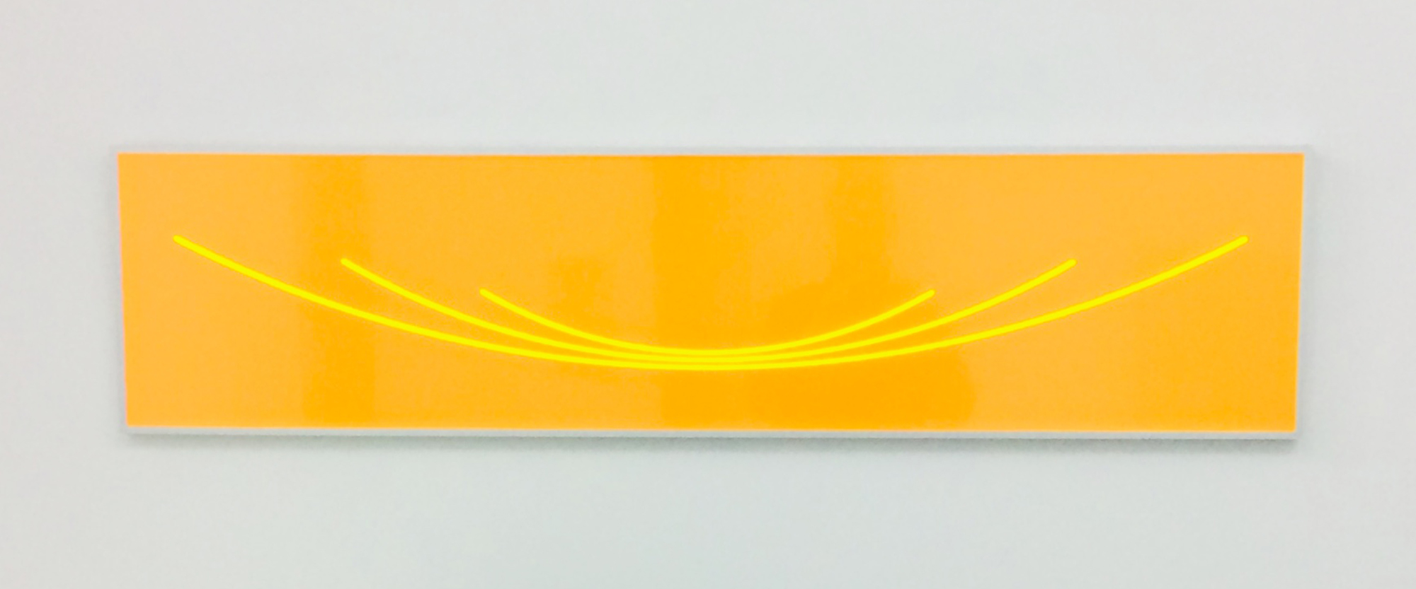 "Exzentrisch offen" - 2017, Acrylglas lavaorange, fluoreszierend, 34 x 144 x 0,3 cm