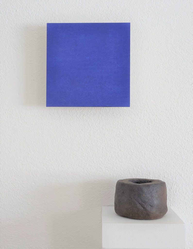 2020/24 -2017, rotstichiges Blau, Schelllacktusche auf Japanpapier montiert, Goldschnitt, 18 x 18 cm und Z033 - 2017, Zylinder Manganton massiv, h 6,8 cm d 10 cm