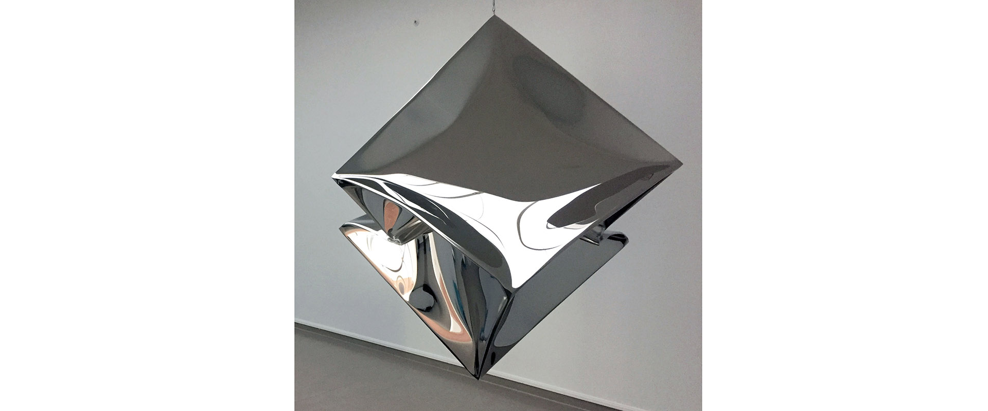 HP Hanging Cube - 2020, #200201, Spiegelpolierter Edelstahl, 66 x 66 x 66 cm