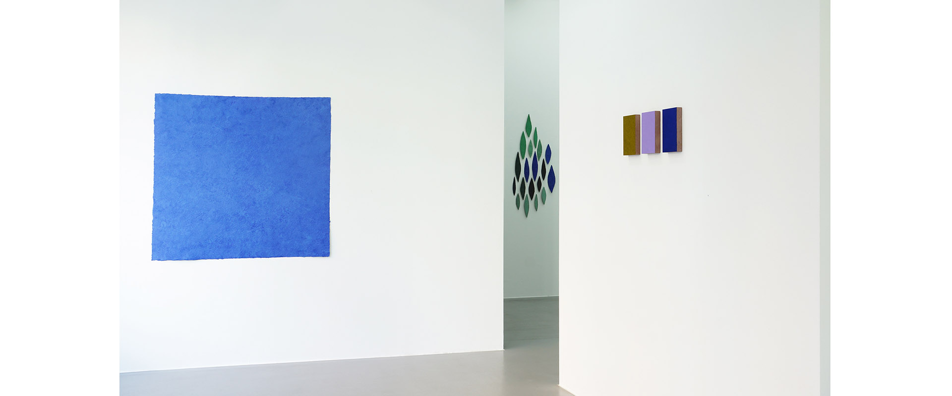 Ausstellungsansicht "Erde, Stein, Pigment. Helmut Dirnaichner - Alfonso Fratteggiani Bianchi", Galerie Renate Bender, 2019