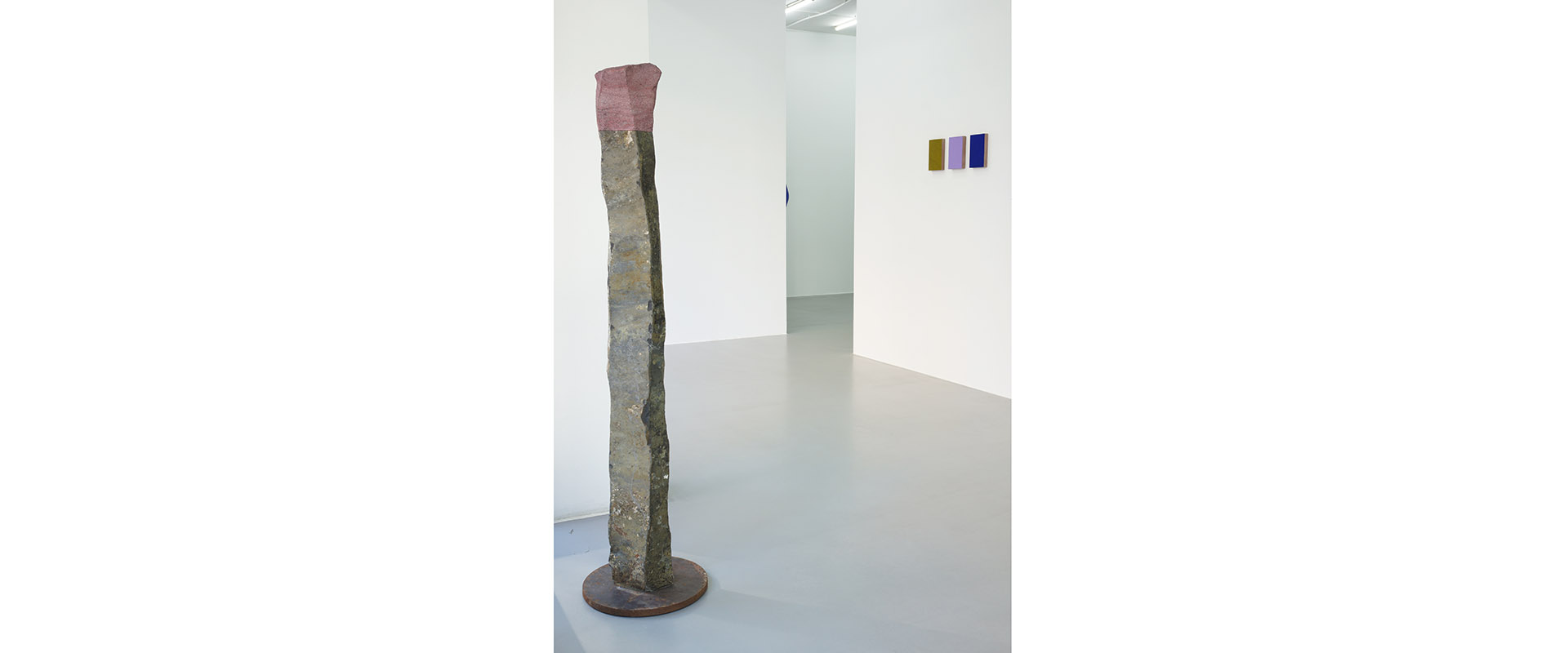 Ausstellungsansicht "Erde, Stein, Pigment. Helmut Dirnaichner - Alfonso Fratteggiani Bianchi", Galerie Renate Bender, 2019