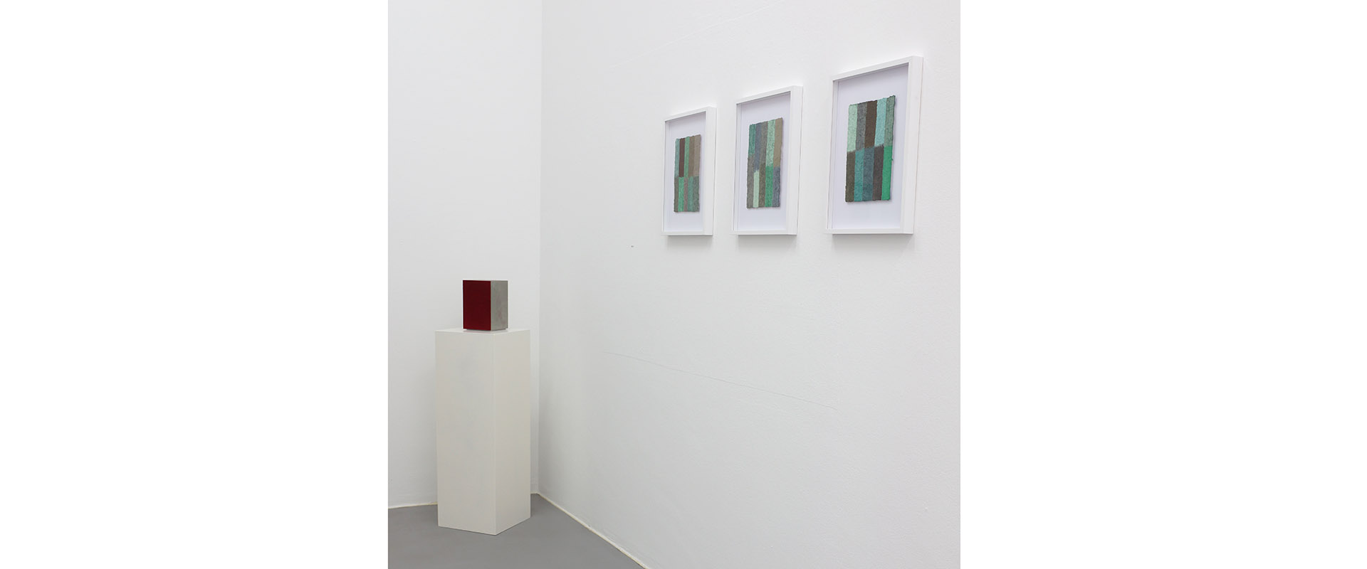 Ausstellungsansicht "Erde, Stein, Pigment. Helmut Dirnaichner - Alfonso Fratteggiani Bianchi", Galerie Renate Bender, 2019