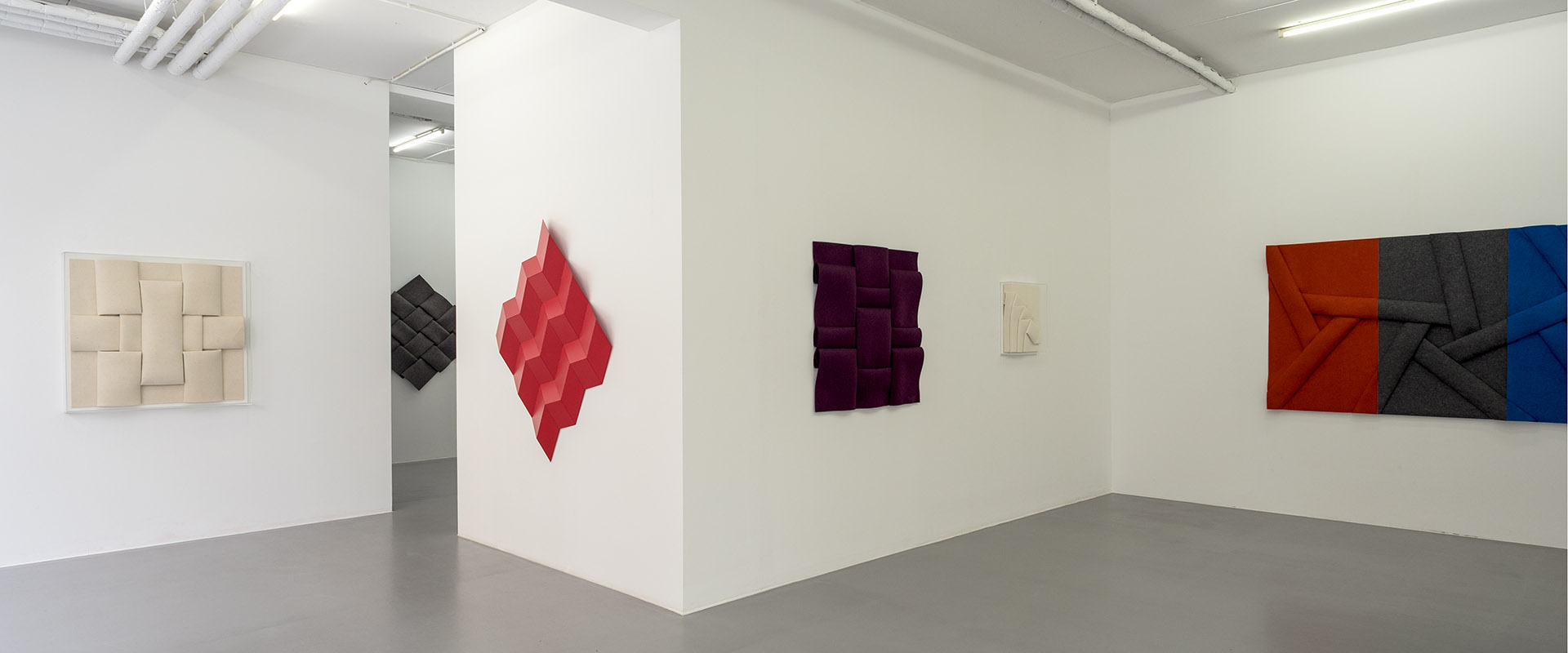 Ausstellungsansicht "Peter Weber - Struktur und Faltung", Galerie Renate Bender 2019