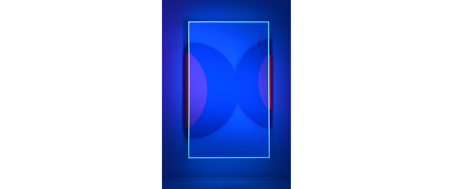 colormirror moons no. 9 - 2021, Acrylglas, fluoreszierend und nachleuchtend, 170 x 100 x 11 cm, Schwarzlichtansicht