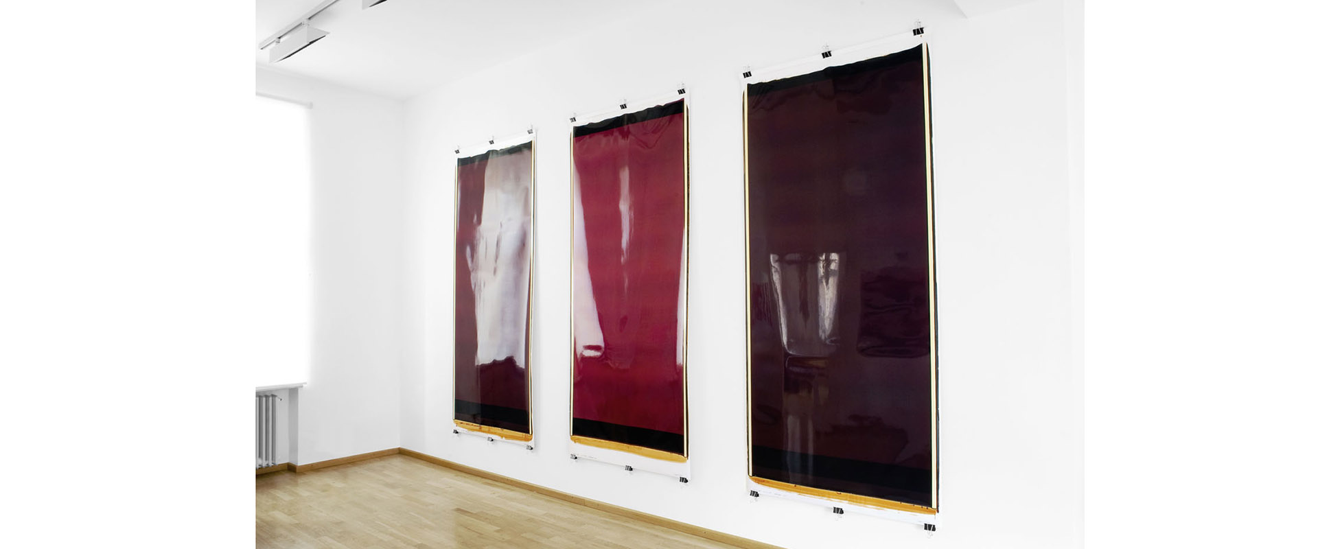 Ausstellungsansicht "Lichtzeiten - Zinnober", Inge Dick zum 70. Geburtstag, Galerie Renate Bender 2011