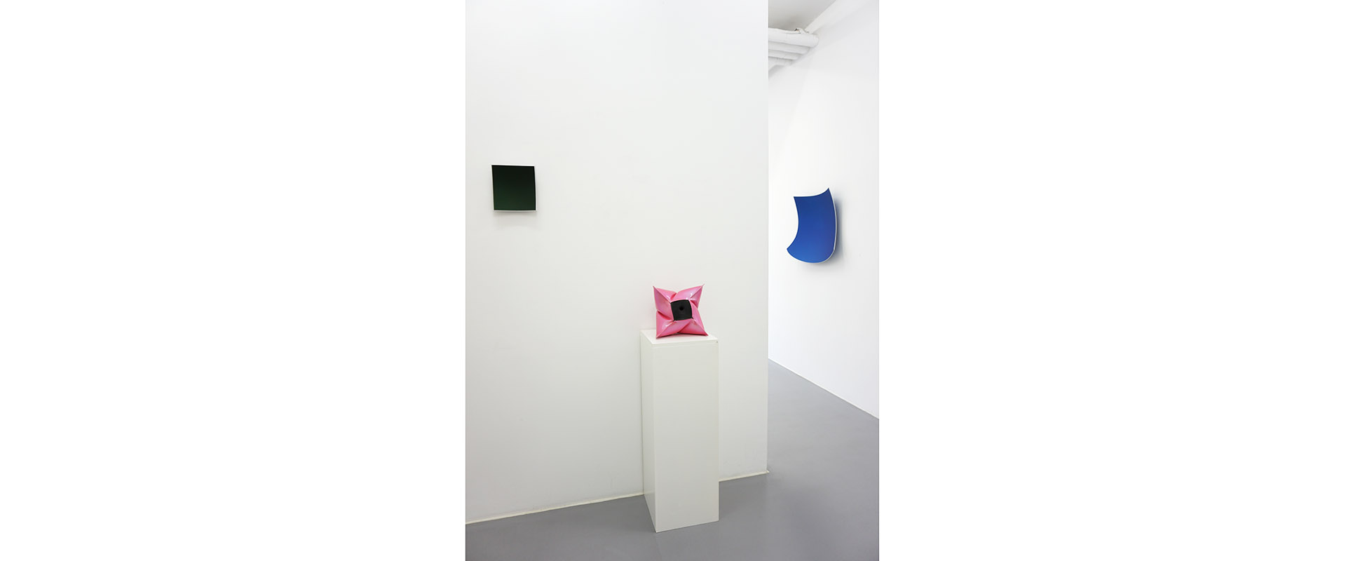 Ausstellungsansicht "Ecken und Kanten", Galerie Renate Bender 2018