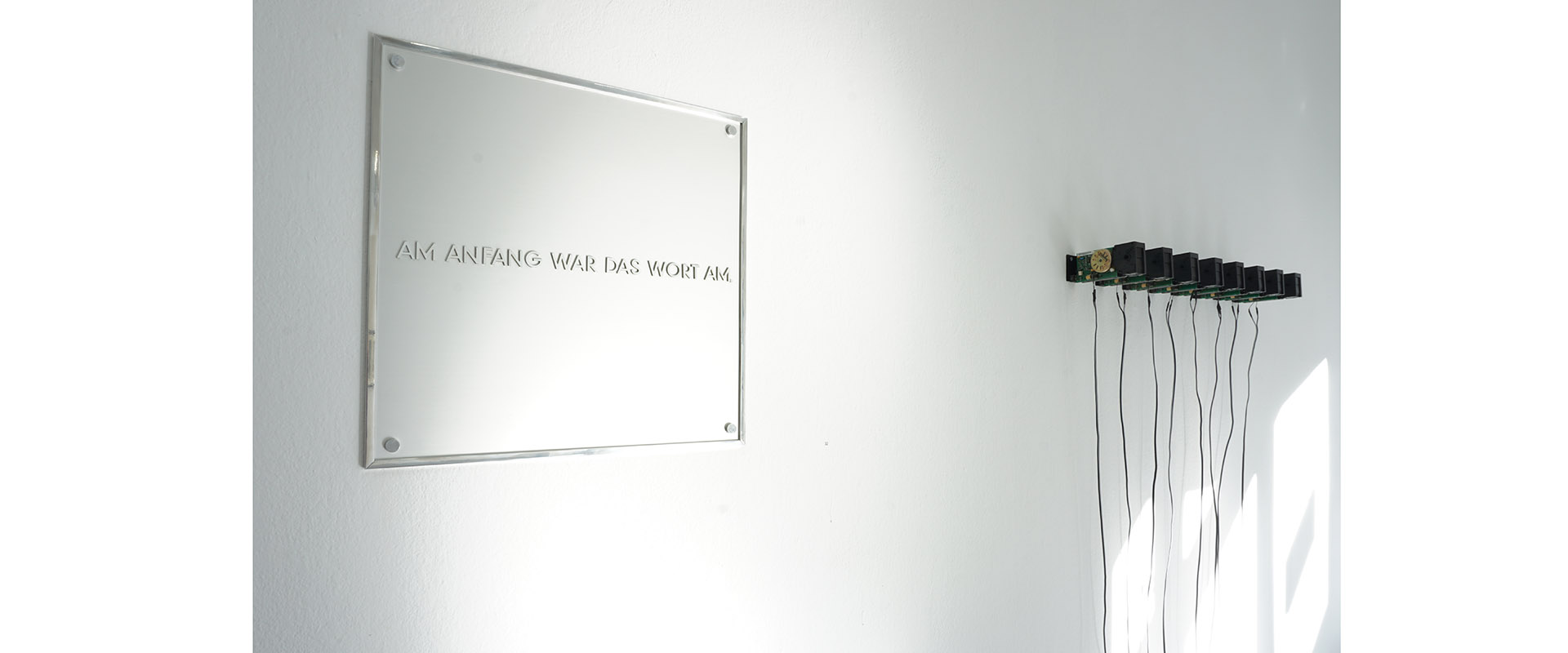 Ausstellungsansicht "AM ANFANG WAR DAS WORT AM. Sprache in Wort und Bild", Galerie Renate Bender 2018