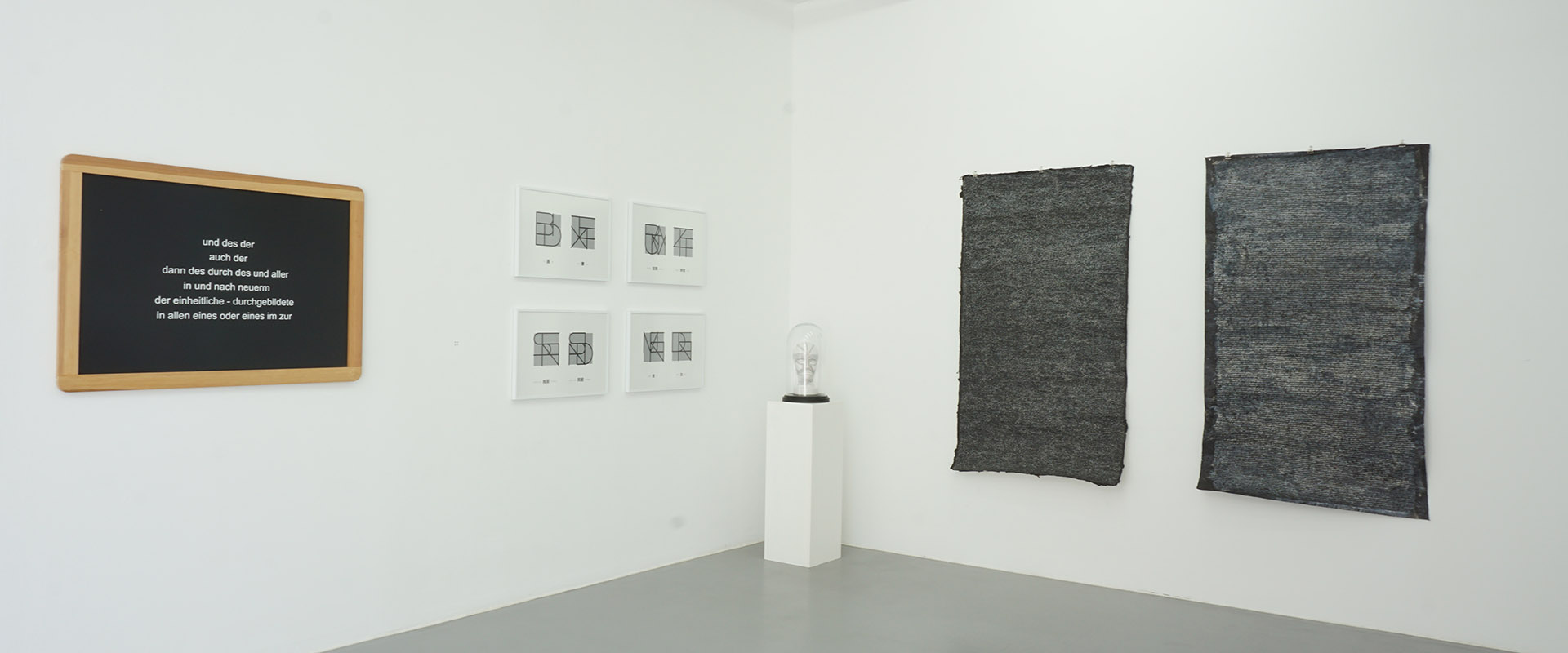 Ausstellungsansicht "AM ANFANG WAR DAS WORT AM. Sprache in Wort und Bild", Galerie Renate Bender 2018