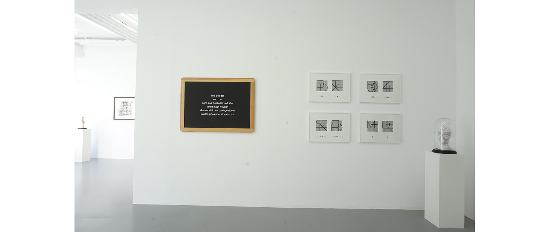 Ausstellungsansicht "AM ANFANG WAR DAS WORT AM. Sprache in Wort und Bild", Galerie Renate Bender 2018