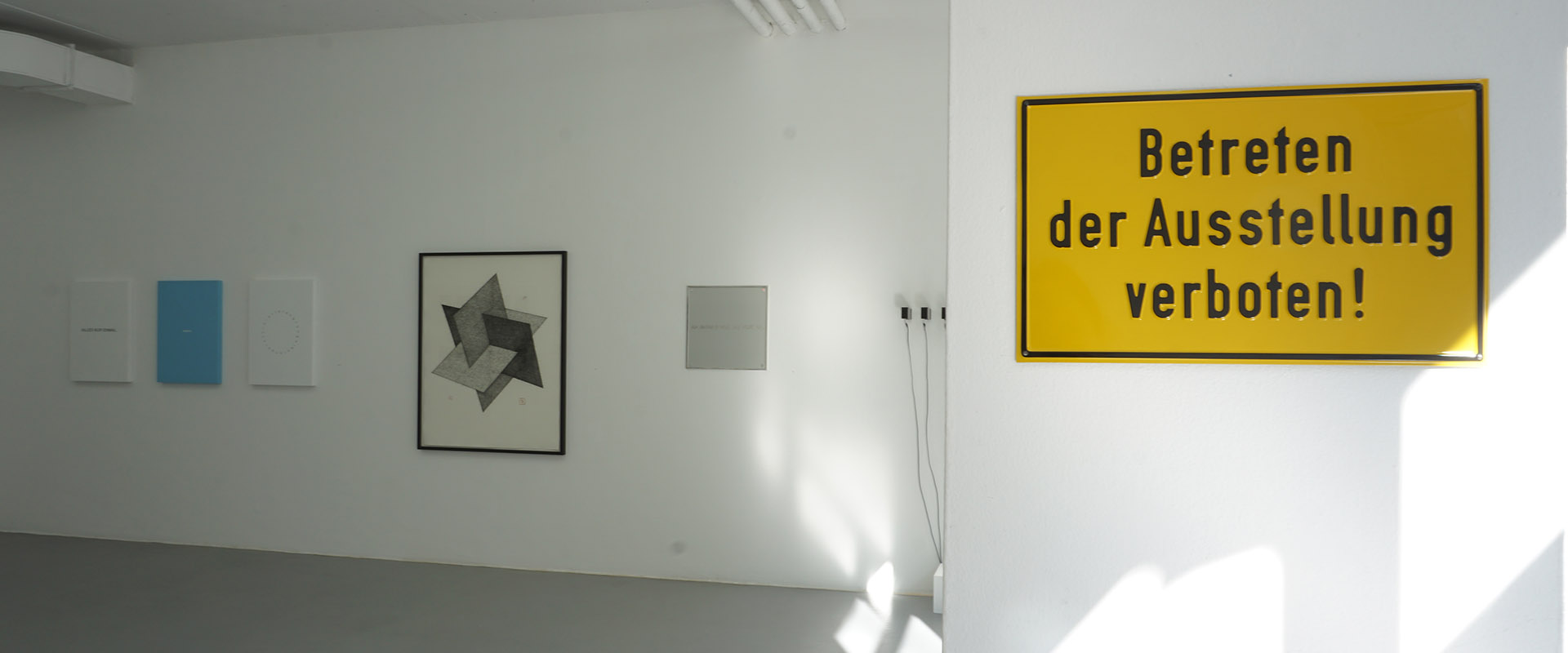 Ausstellungsansicht "AM ANFANG WAR DAS WORT AM. Sprache in Wort und Bild", Galerie Renate Bender 2018