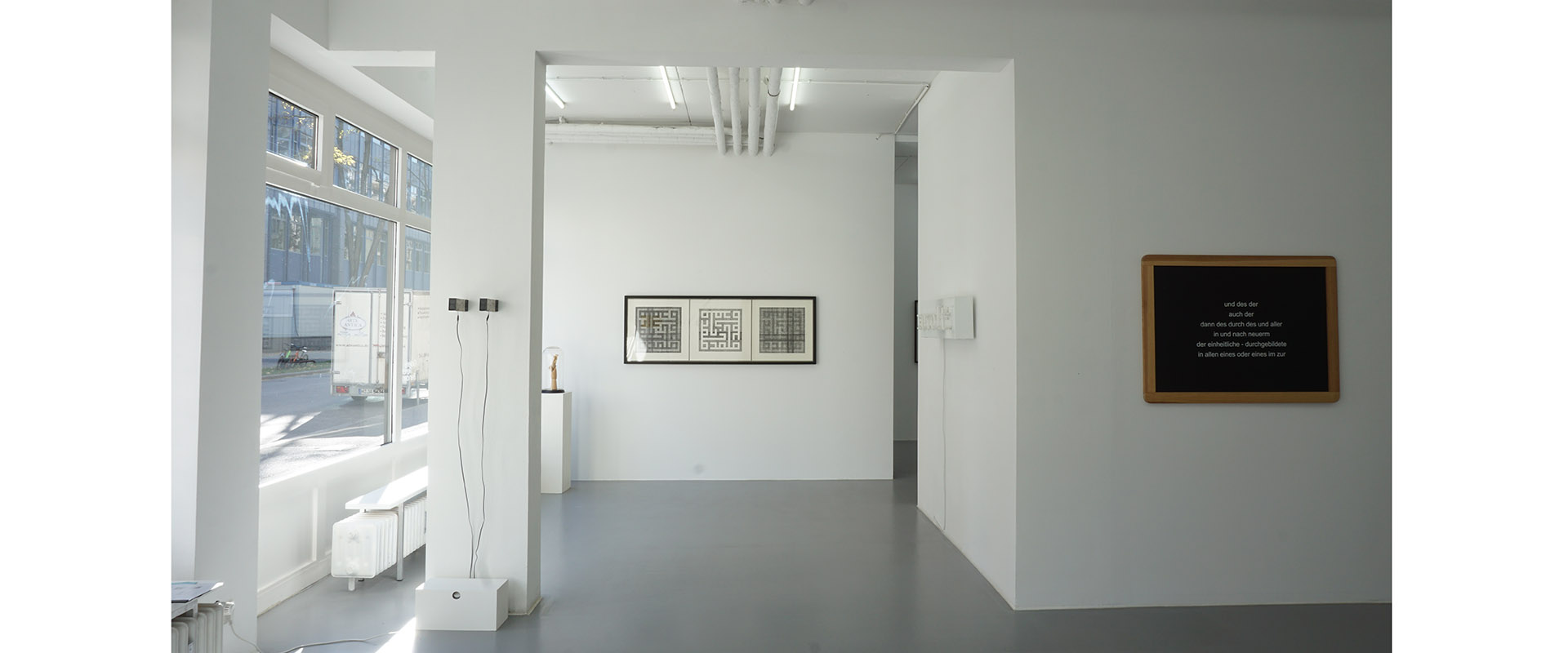 Ausstellungsansicht "AM ANFANG WAR DAS WORT AM. Sprache in Wort und Bild", Galerie Renate Bender 2018