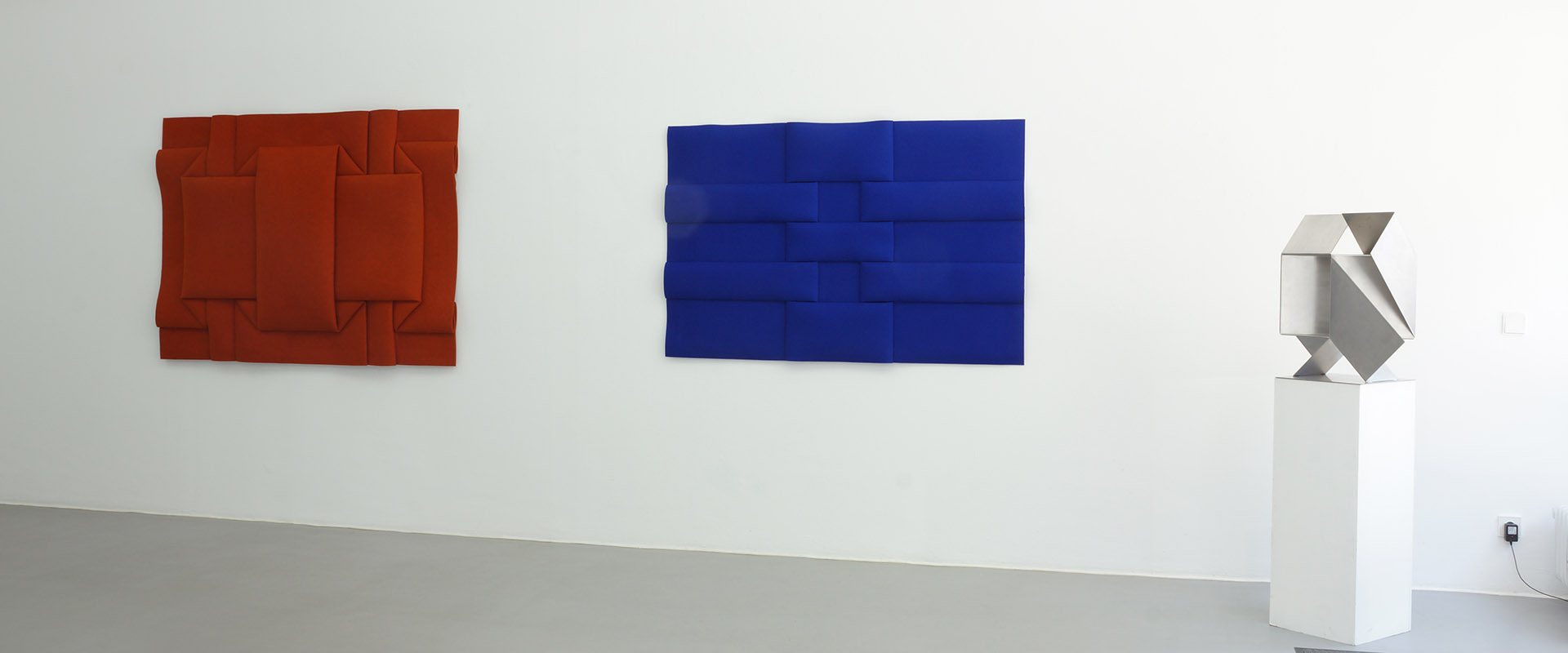 Ausstellungsansicht "Material und Struktur. Alfred Haberpointner - Peter Weber", Galerie Renate Bender 2021