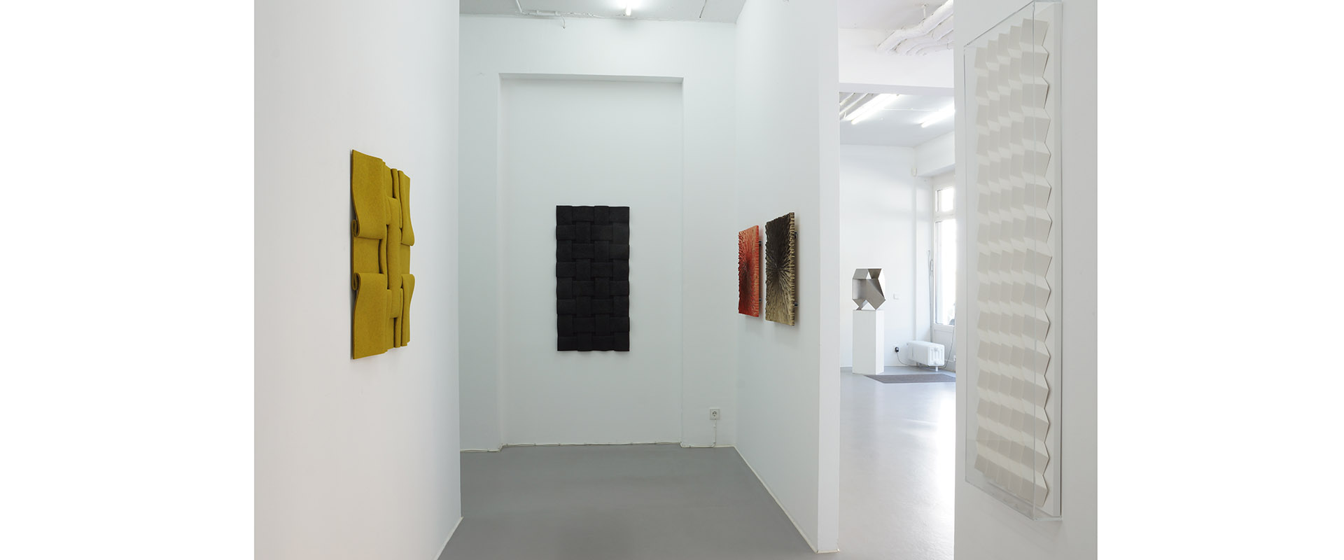 Ausstellungsansicht "Material und Struktur. Alfred Haberpointner - Peter Weber", Galerie Renate Bender 2021