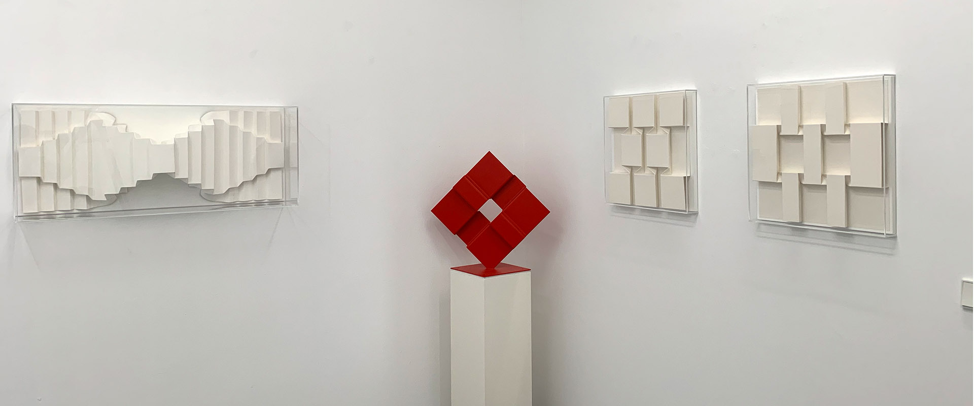 Ausstellungsansicht "Material und Struktur. Alfred Haberpointner - Peter Weber", Galerie Renate Bender 2021