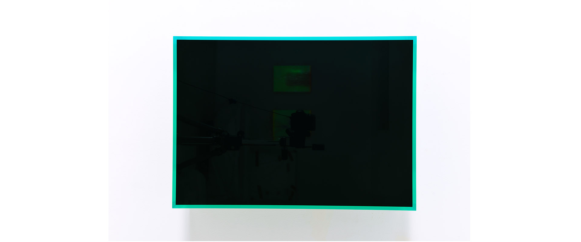 colormirror black green bonn - 2019, Acrylglas, fluoreszierend, 47 x 66 x 17 cm