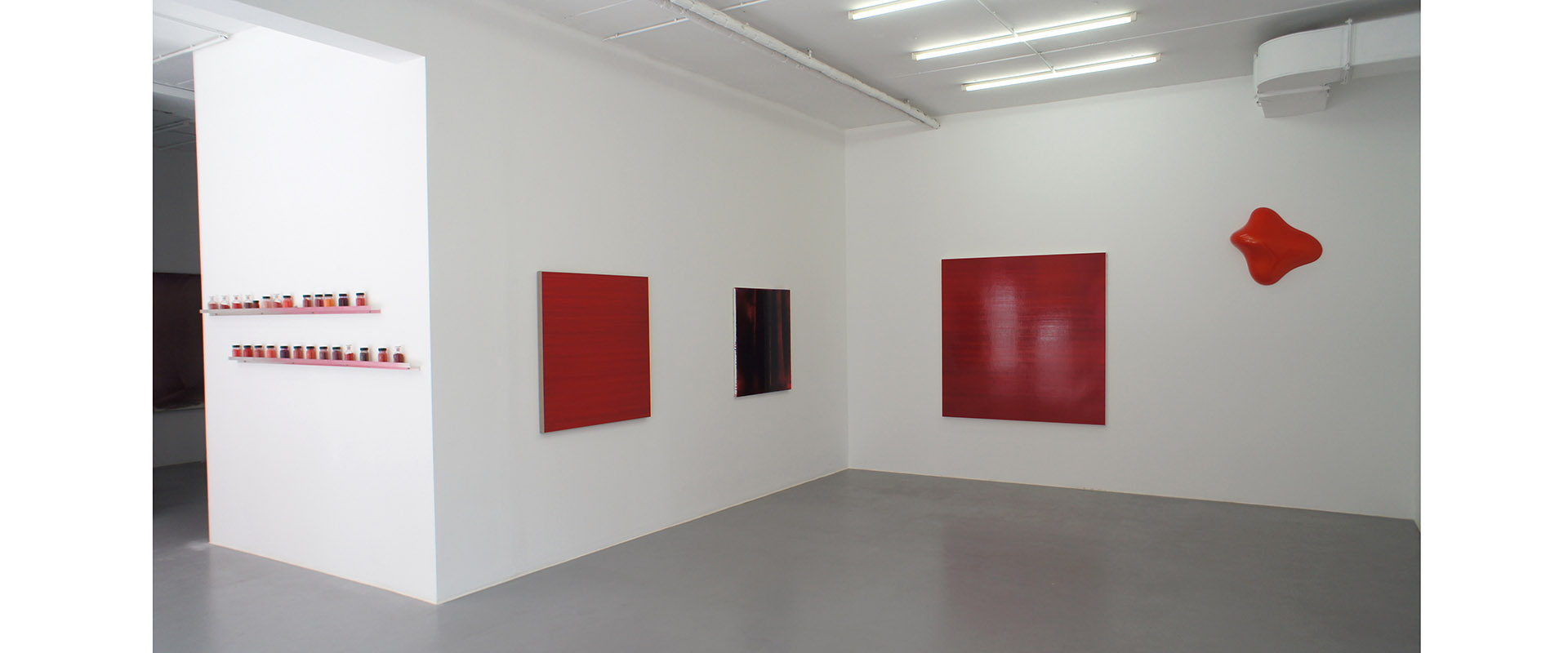 Ausstellungsansicht "Fifty Shades of Red", Galerie Renate Bender 2016