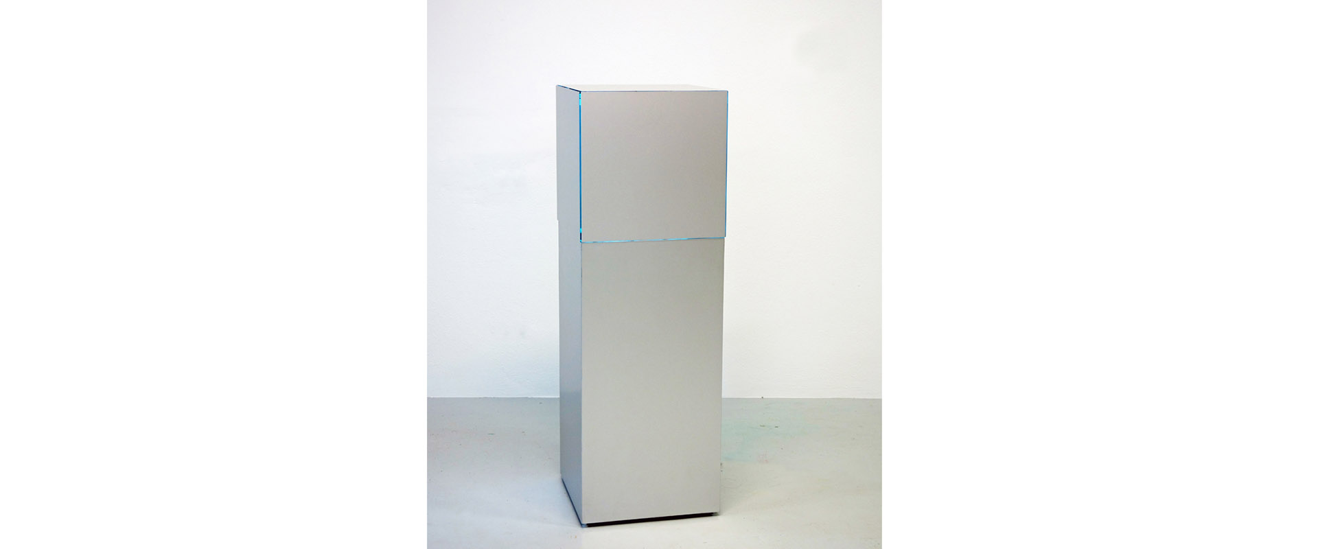 "B-Cube" - 2020, Aluminium, Elektromotor 1 U/min, Neonsystem Blauentladung, 35,5 bis 40,5 x 35,5 bis x 40,5 x 107 cm, Ansicht 2