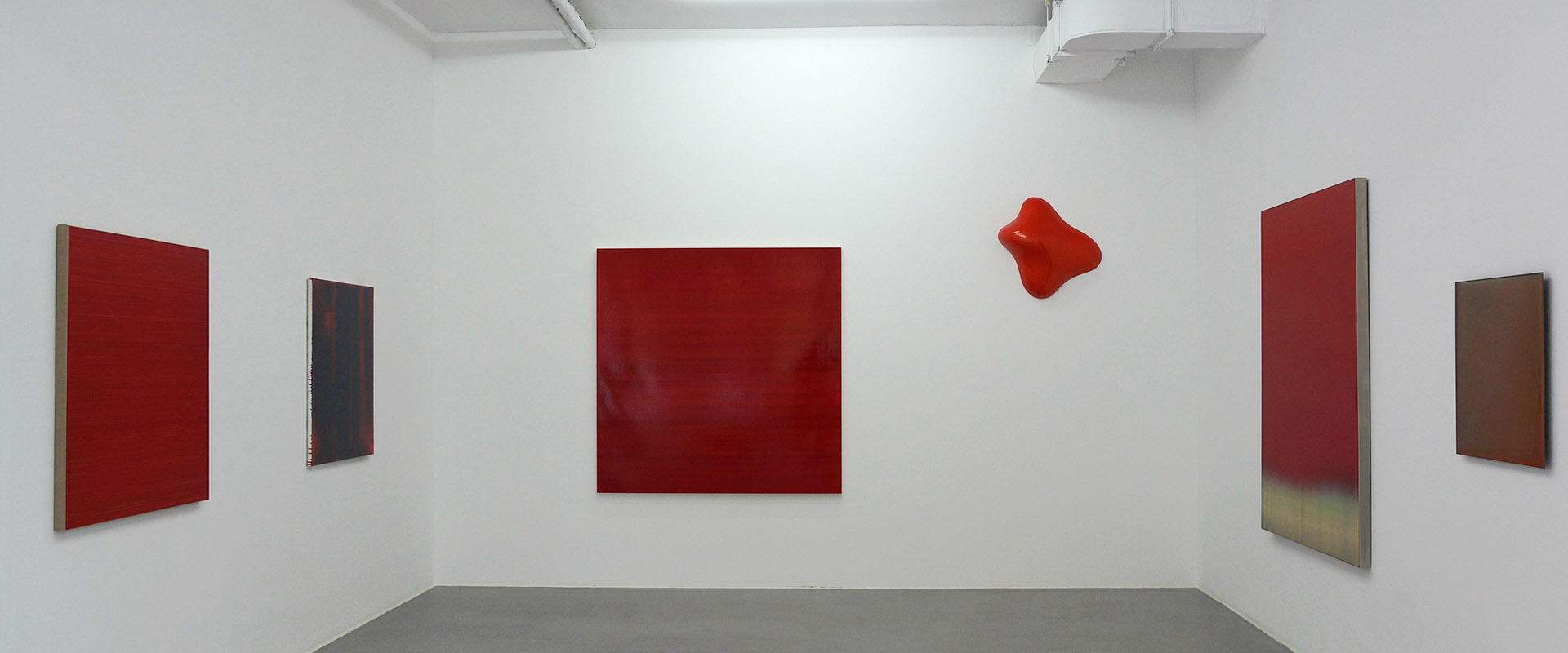 Ausstellungsansicht "Fifty Shades of Red", Galerie Renate Bender 2016