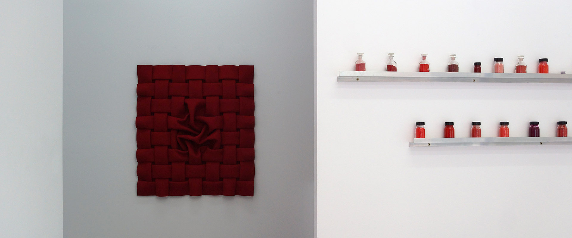 Ausstellungsansicht "Fifty Shades of Red", Galerie Renate Bender 2016