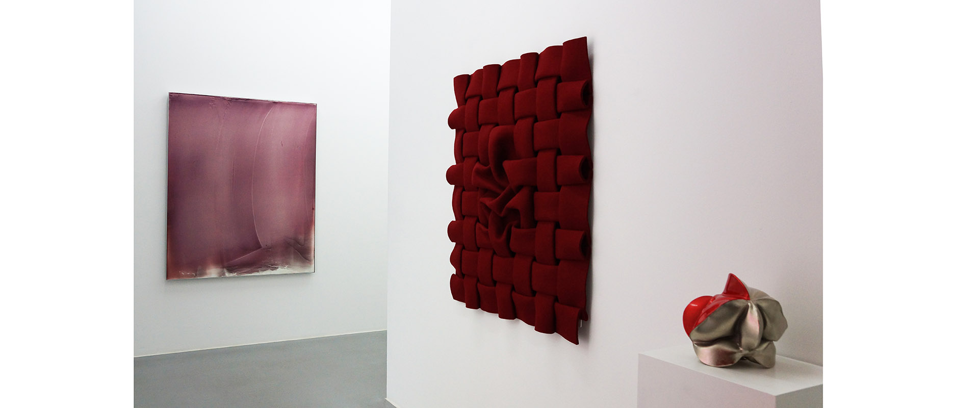 Ausstellungsansicht "Fifty Shades of Red", Galerie Renate Bender 2016