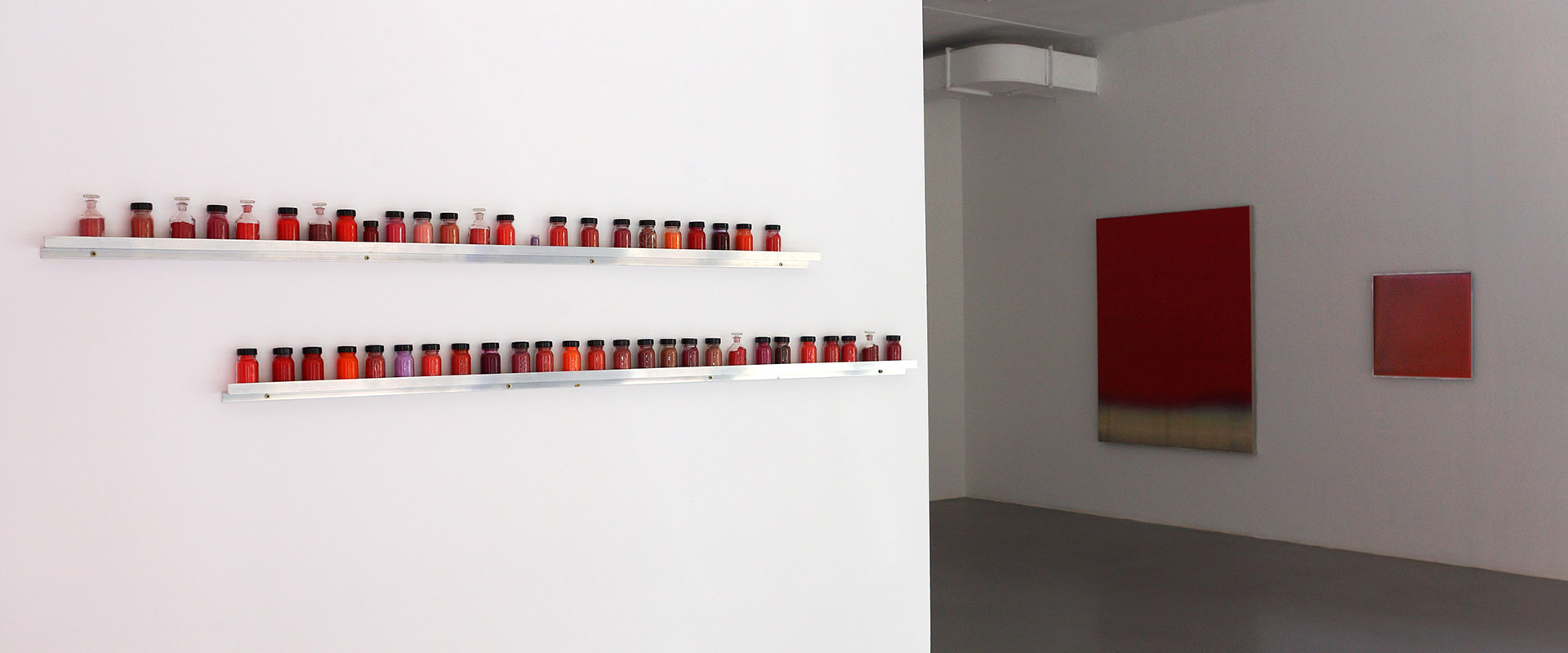 Ausstellungsansicht "Fifty Shades of Red", Galerie Renate Bender 2016