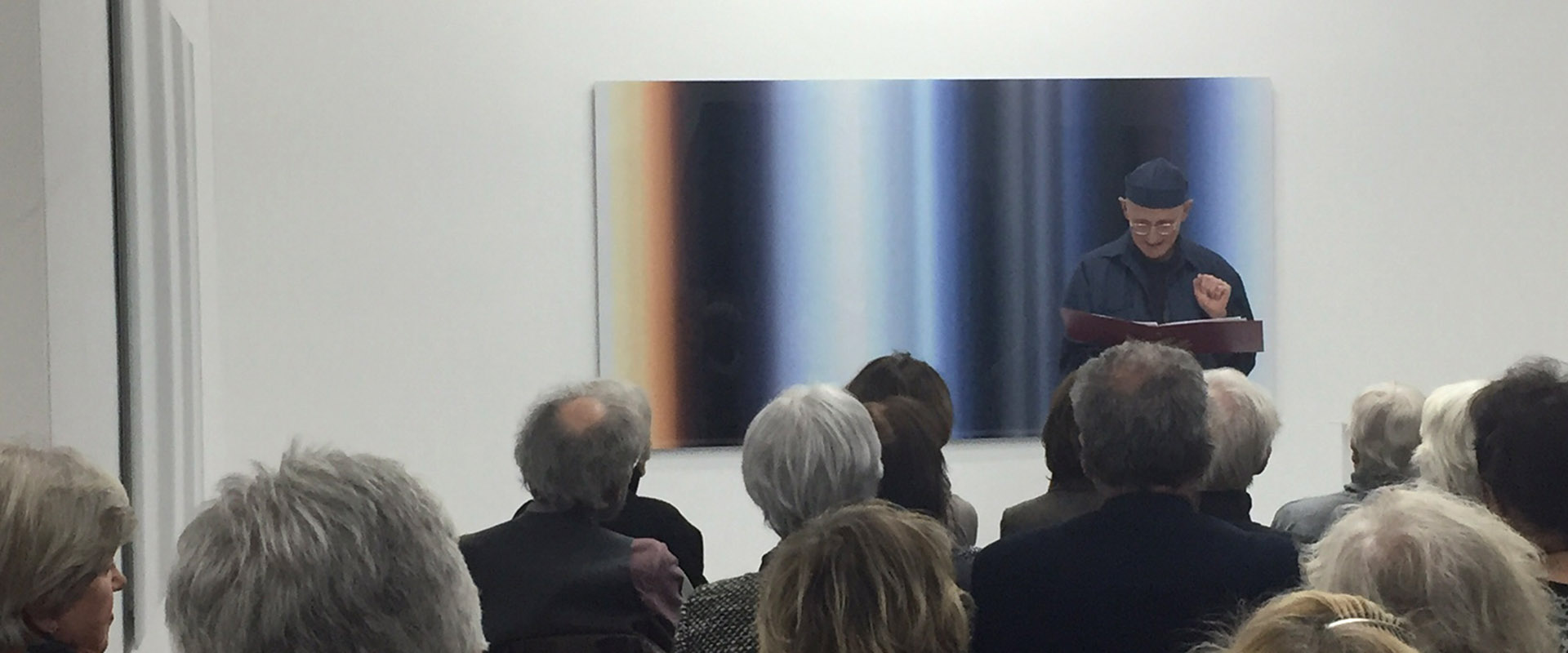 Leseperformance mit Bodo Hell im Rahmen der Katalogpräsentation in der Ausstellung "jahres licht weiss", 2016