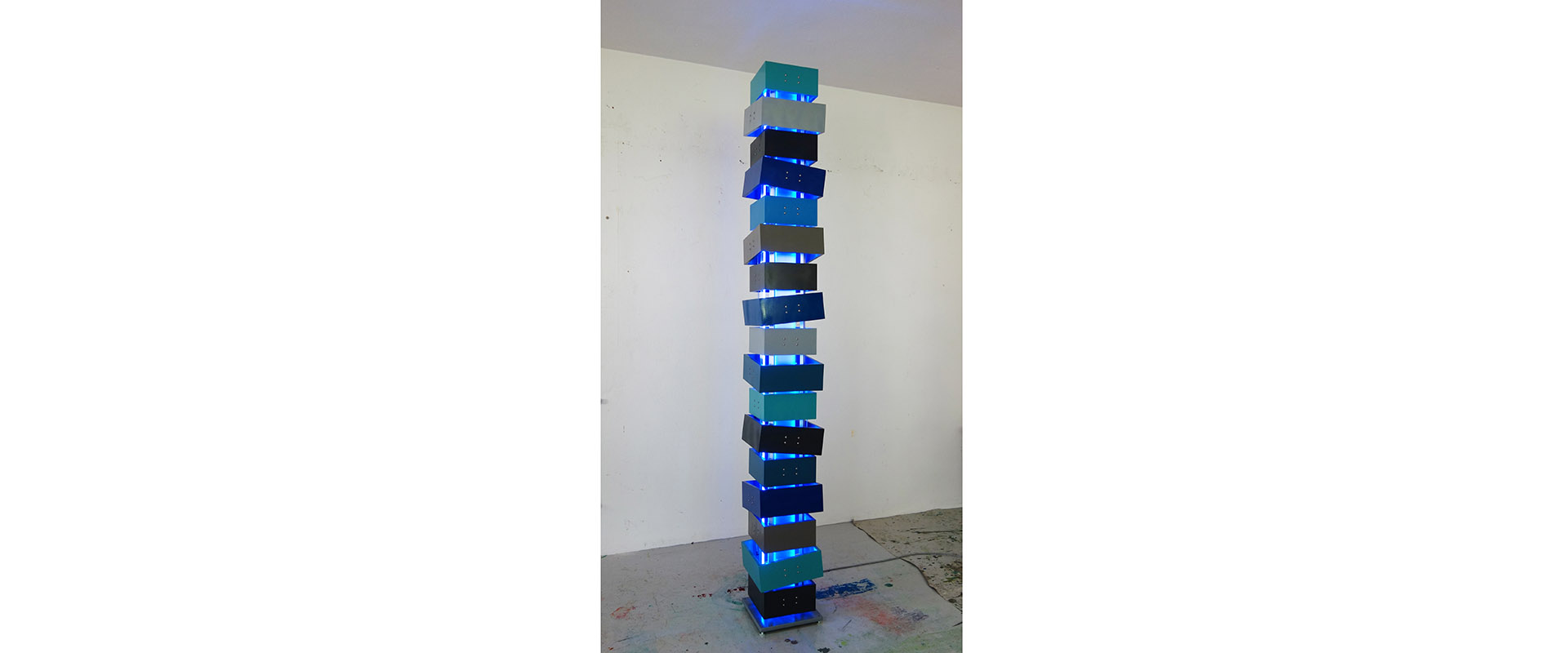 "IV 2020" - 2020, lackierte Holzelemente, Aluminium, LED System Blauentladung, 1 E-Motor 2 U/min, 208,5 x 25 x 25 cm