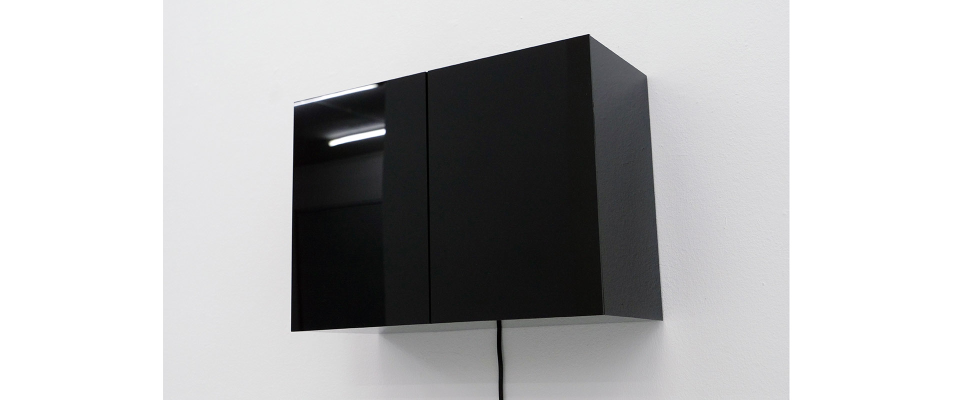 2-parts - 2019, kinetische Soundskulptur; Arduino, Acrylglas, 28,6 x 40 x 16,4 cm