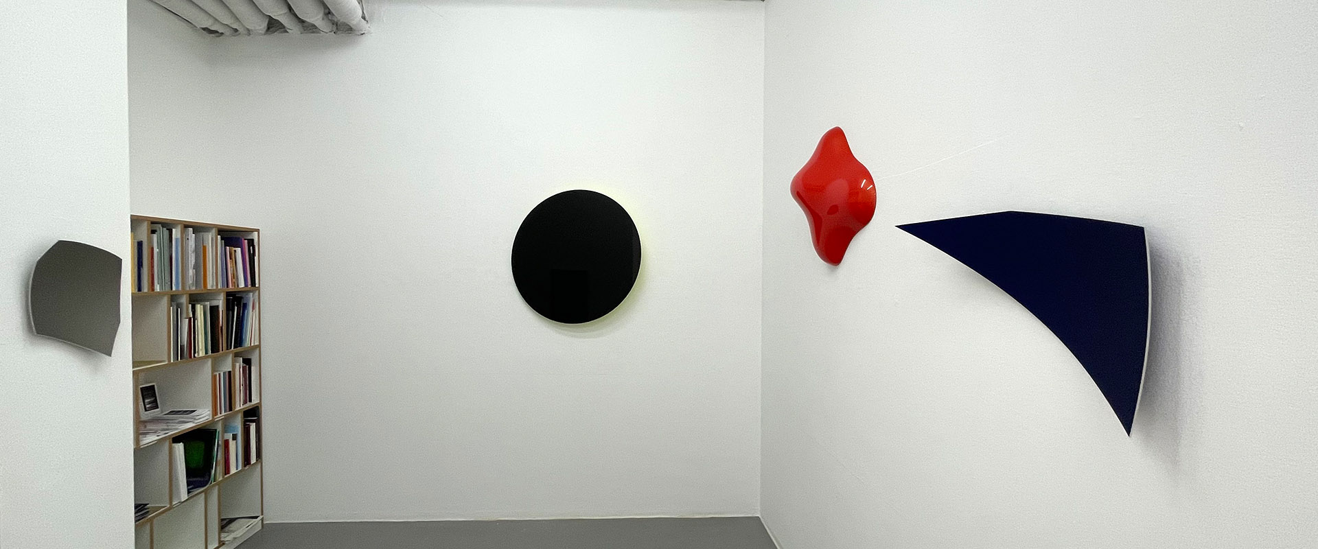 Ausstellungsansicht "Curated by... Heiner Thiel", Galerie Renate Bender 2021
