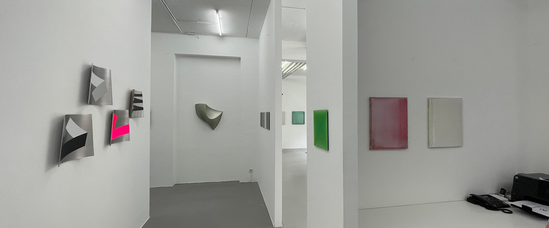 Ausstellungsansicht "Curated by... Heiner Thiel", Galerie Renate Bender 2021