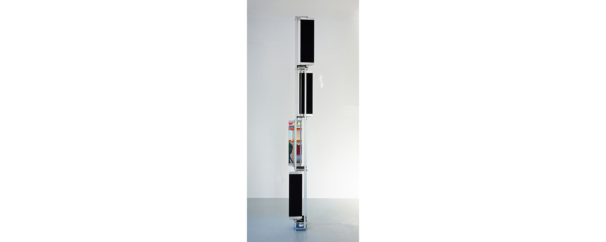 "VII" – 2020, Aluminium, Moosgummi , Spiegelfolie, 1 E-Motor 1 U/min, 4 Malteserkreuzgetriebe, 201 x 12 bis 18 x 12 bis 18 cm