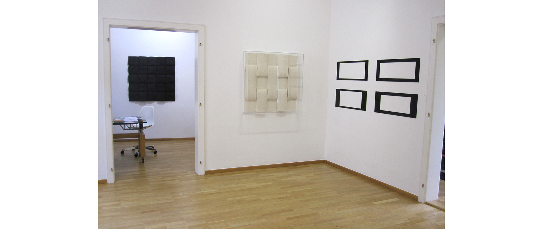 Ausstellungsansicht "Black and White. Douglas Allsop - Peter Weber", Galerie Renate Bender 2013