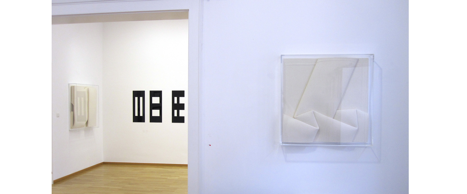 Ausstellungsansicht "Black and White. Douglas Allsop - Peter Weber", Galerie Renate Bender 2013