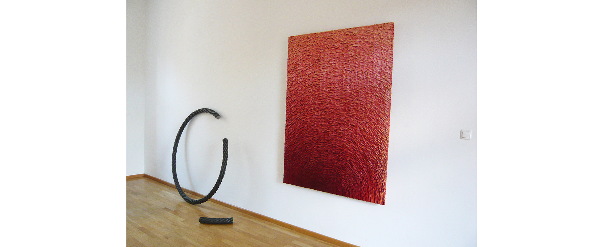 Ausstellungsansicht "CUTS. Skulpturen und Wandobjekte. Till Augustin - Alfred Haberpointner", Galerie Renate Bender, 2013