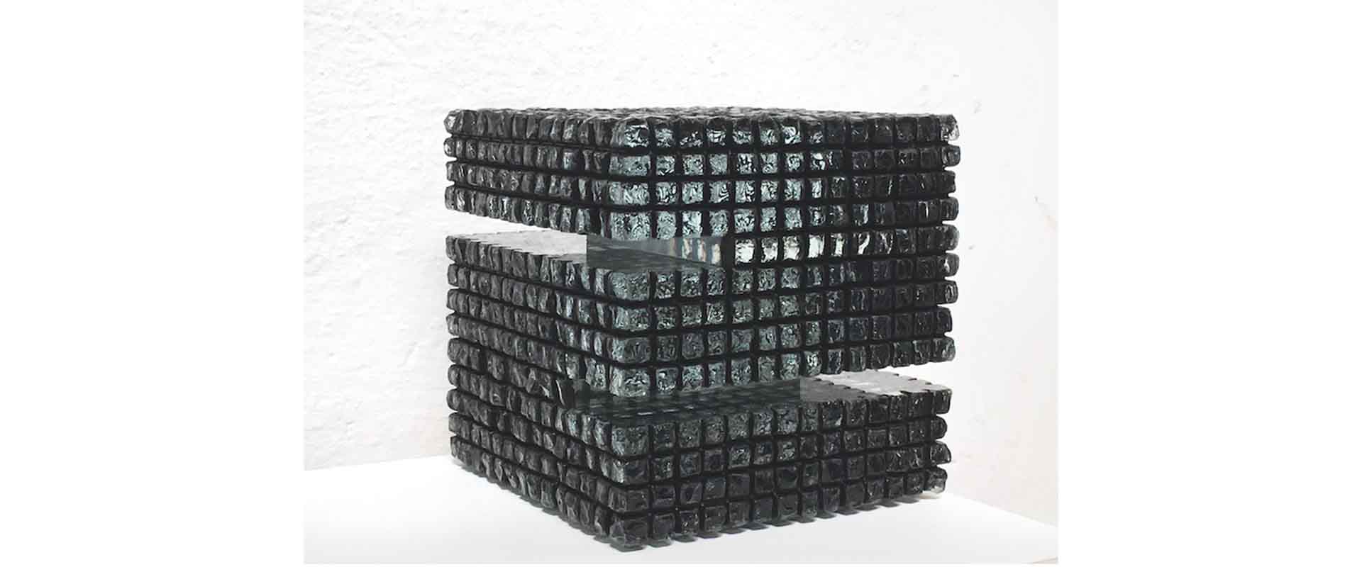 schwarz ist schön I – 2021, Verbundglasblock gesägt, gemeißelt, gebrochen und patiniert, 14 x 14 x 14 cm